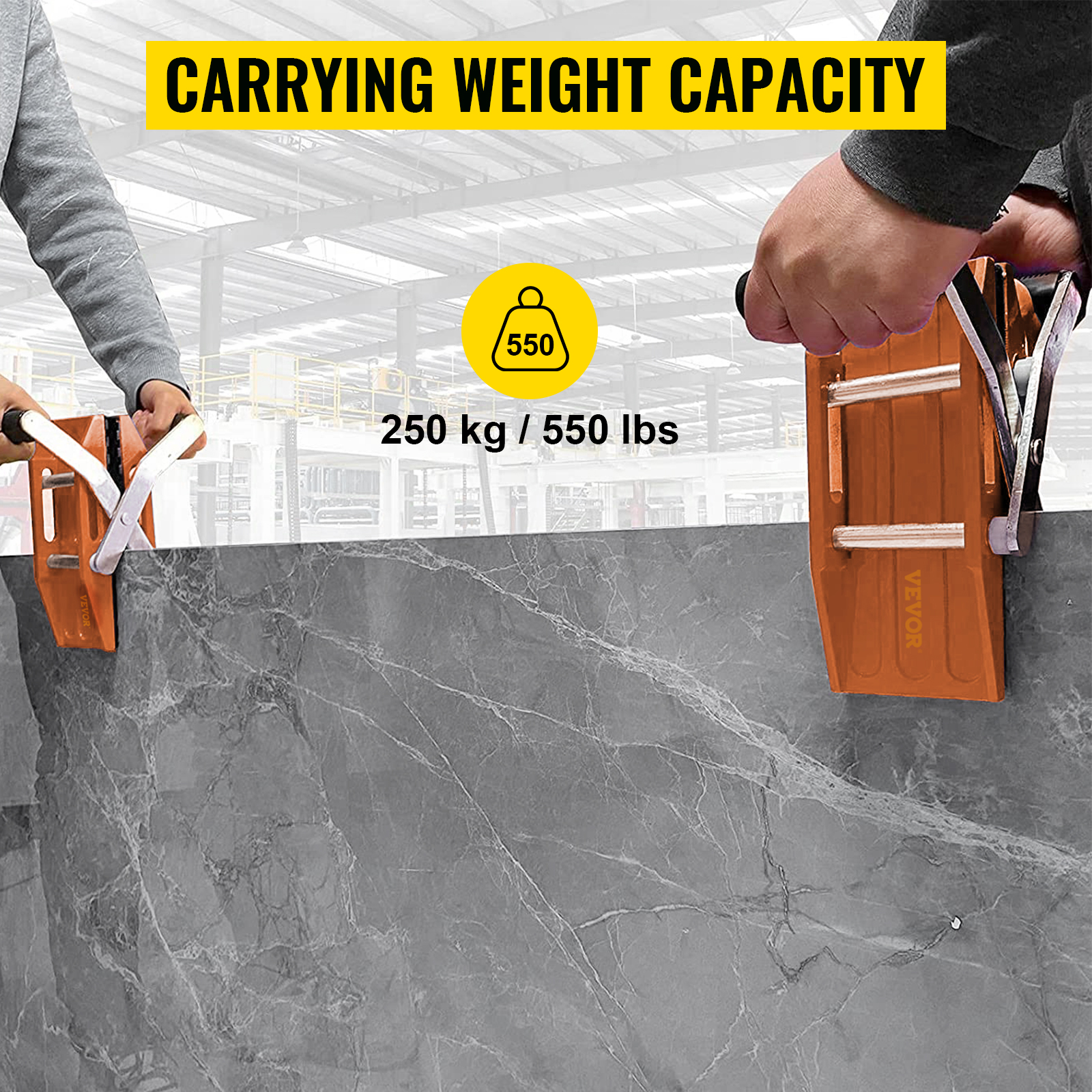 Twee personen gebruiken VEVOR granieten hefwerktuigen om een granieten plaat van 250 kg / 550 lbs te tillen.